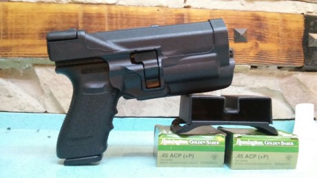 Saludos. Un amigo pone a la venta su Glock 21 (45 ACP).  Se vende con miras de tritium. Linterna BlackHawk 22