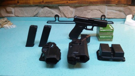 Saludos. Un amigo pone a la venta su Glock 21 (45 ACP).  Se vende con miras de tritium. Linterna BlackHawk 21