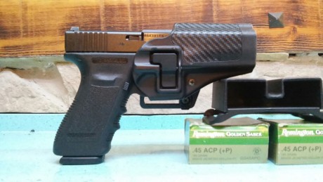Saludos. Un amigo pone a la venta su Glock 21 (45 ACP).  Se vende con miras de tritium. Linterna BlackHawk 20