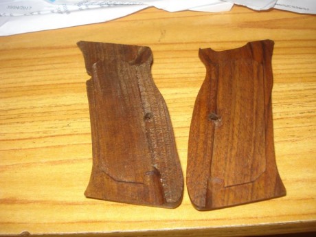 Hola.

Me las quedo de momento,artísticas cachas para pistola Brno CZ 75 en madera de nogal finamente 00