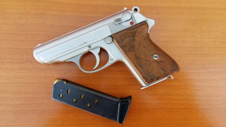 Vendo walther PPK calibre 32 ACP, documentada en A 
Dos cargadores, funcionamiento perfecto.
Se encuentra 00