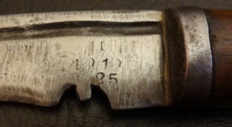 Kukri militar de la WWII, muy usado, marcajes en la hoja, al parecer de 1918, 43 centímetros, sin funda, 01