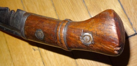 Kukri militar de la WWII, muy usado, marcajes en la hoja, al parecer de 1918, 43 centímetros, sin funda, 00