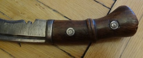 Kukri militar de la WWII, muy usado, marcajes en la hoja, al parecer de 1918, 43 centímetros, sin funda, 10