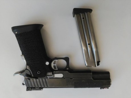 Vendo Sti Eagle 5.1, calibre 40 SW. Piezerio nuevo y dos cañones, uno de ellos nuevo y original Sti. El 00