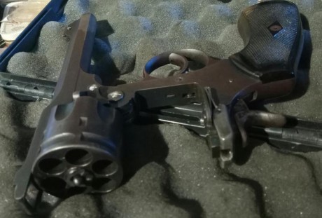 Un compañero vende este  revolver por dejar la afición. 

Se trata de un webley Scott mark vi, del 455, 01