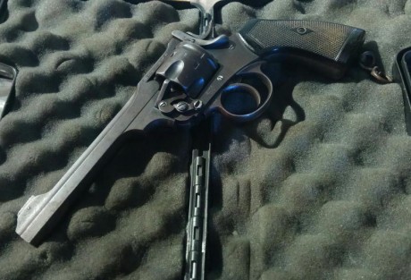 Un compañero vende este  revolver por dejar la afición. 

Se trata de un webley Scott mark vi, del 455, 00