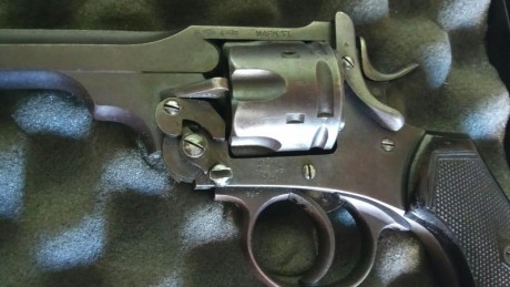 Un compañero vende este  revolver por dejar la afición. 

Se trata de un webley Scott mark vi, del 455, 10