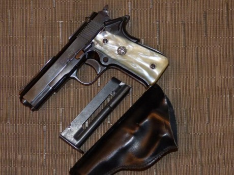 Vendo LLAMA , cal. 22  en perfecto estado.  Todo original, y completo, con un 2º cargador no visible. 01
