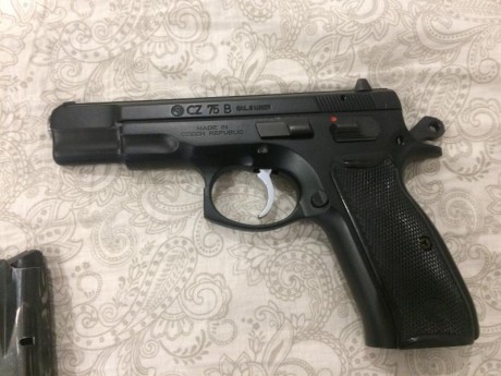 Hola amigos! ya que se muestran tantas armas buenas creo que a los propietarios de una cz 75 se nos tendría 70