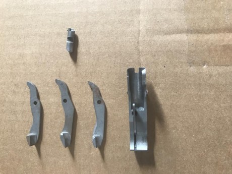 Buenas tardes:

 Vendo corredera completa con aguja percutora y uña extractora, también entra en el lote 11