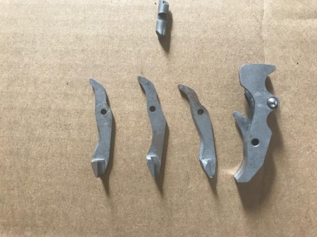 Buenas tardes:

 Vendo corredera completa con aguja percutora y uña extractora, también entra en el lote 10