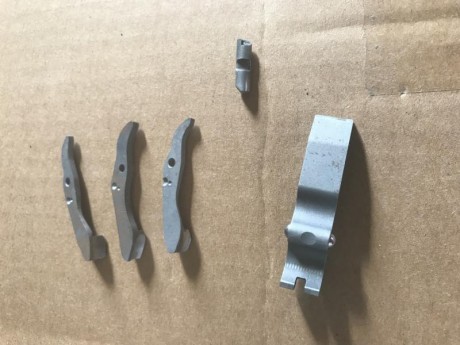 Buenas tardes:

 Vendo corredera completa con aguja percutora y uña extractora, también entra en el lote 31