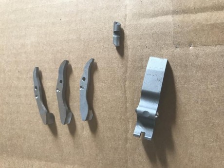 Buenas tardes:

 Vendo corredera completa con aguja percutora y uña extractora, también entra en el lote 30