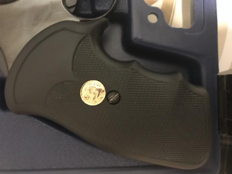 Vendo mis cachas king cobra sintéticas con medallón. Las vendo por tener cachas nuevas de madera. Las 00