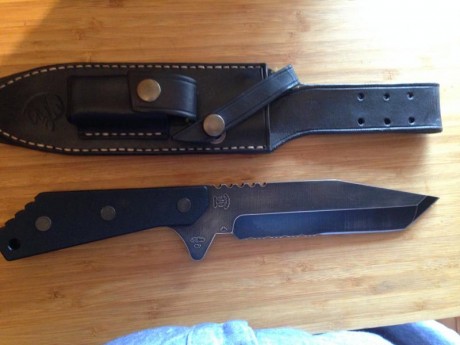 Se venden las siguientes piezas de cuchilleria: navaja tops magnum 747, acero 154cm, precio, 75, 00 eur. 02