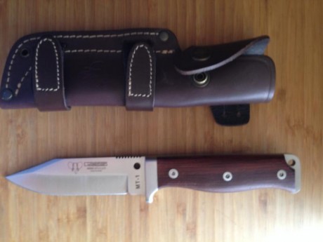 Se venden las siguientes piezas de cuchilleria: navaja tops magnum 747, acero 154cm, precio, 75, 00 eur. 00