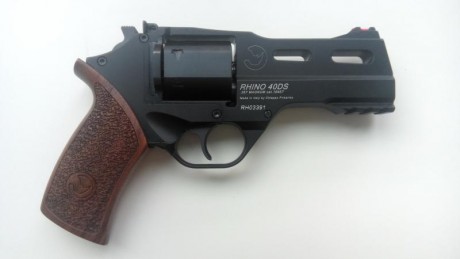 Por falta de tiempo para usarlo vendo el siguiente revólver Chiappa Rhino 4” del calibre 357 Mag:

Marca 12