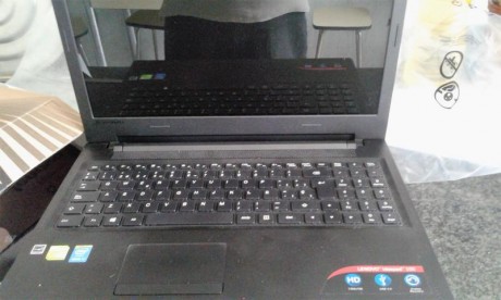 Vendo portatil Lenovo , nuevo , impecable, aun tiene un año de garantia , comprado en el Corte Ingles 01