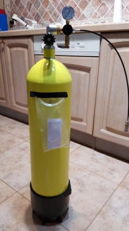 Por encargo de un amigo pongo a la venta, botella de 300 bares de 12 litros con estación de carga.
Precio 00