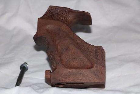 Vendo completamente nueva, cacha talla L, para STEYR LP10 Y/O LP50 diestra.
La vendo porqué la he sustituido 00