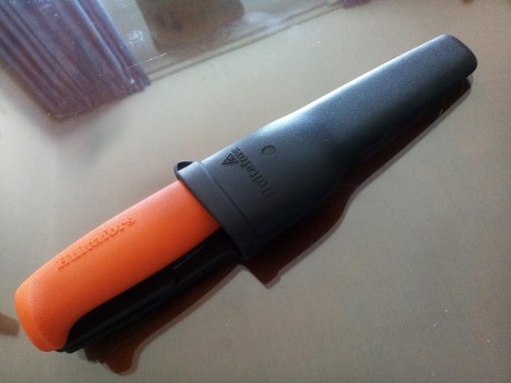 Hola compañeros,dando un garbeo por Amazon he visto un cuchillo hultafors por poco mas de 7€ puesto en 80