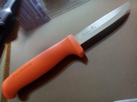 Hola compañeros,dando un garbeo por Amazon he visto un cuchillo hultafors por poco mas de 7€ puesto en 90