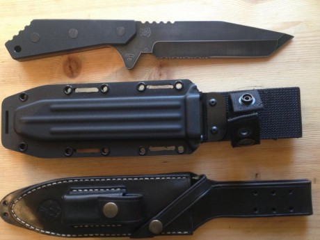 Se venden las siguientes piezas de cuchilleria: navaja tops magnum 747, acero 154cm, precio, 60, 00 eur. 02