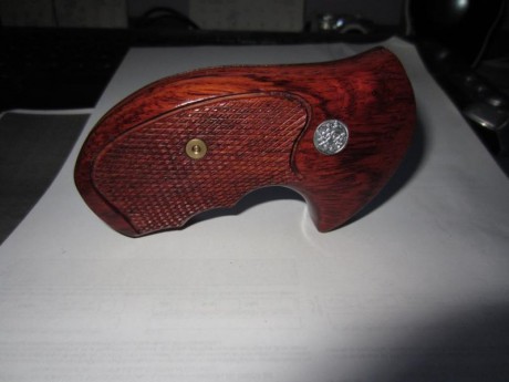 Pues eso, que vendo estas cachas sin estrenar para 686 o similar, de armazón K y redondo. Sólo tiene un 01