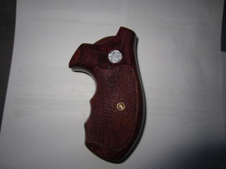 Pues eso, que vendo estas cachas sin estrenar para 686 o similar, de armazón K y redondo. Sólo tiene un 00