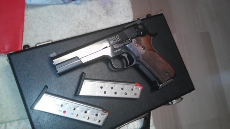 Saludos.Cl. 9Pb,nueve+1,tres cargadores y maletín;todo 1.150,00 euros mas portes,en provincia Alicante,se 00