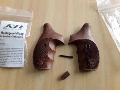 Cachas para revolver S&W armazón N ( redondeado), son Nill sin estrenar. Llevan el logo de S&W, 02