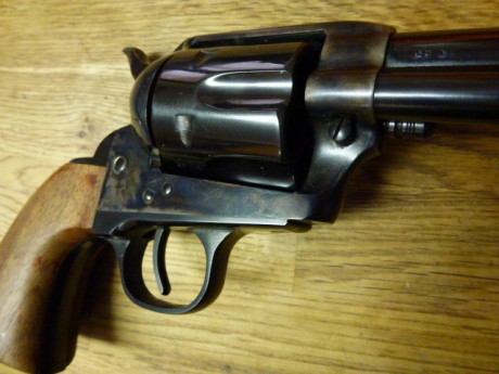 Vendo revólver Uberti calibre .45 lc con cañón de 5 1/2 pulgadas.
Está nuevo, solo ha disparado una docena 02
