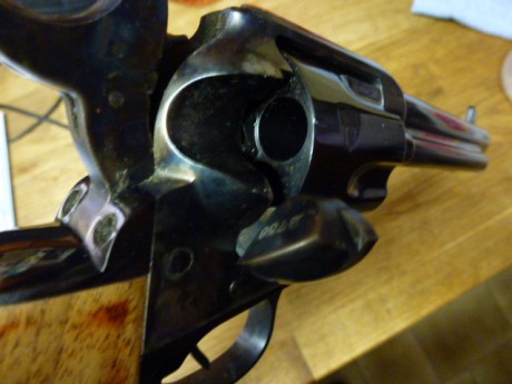 Vendo revólver Uberti calibre .45 lc con cañón de 5 1/2 pulgadas.
Está nuevo, solo ha disparado una docena 01