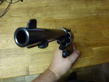 Vendo revólver Uberti calibre .45 lc con cañón de 5 1/2 pulgadas.
Está nuevo, solo ha disparado una docena 00