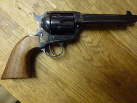 Vendo revólver Uberti calibre .45 lc con cañón de 5 1/2 pulgadas.
Está nuevo, solo ha disparado una docena 10