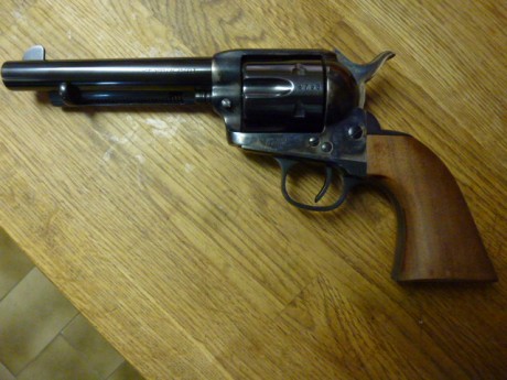 Vendo revólver Uberti calibre .45 lc con cañón de 5 1/2 pulgadas.
Está nuevo, solo ha disparado una docena 20