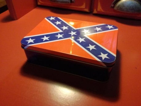 Buenas.
Vendo navaja con motivos de la Confederación en el mango. Presentada en caja tipo lata, con bandera 02