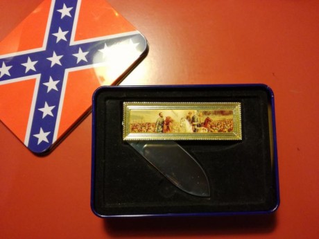 Buenas.
Vendo navaja con motivos de la Confederación en el mango. Presentada en caja tipo lata, con bandera 01