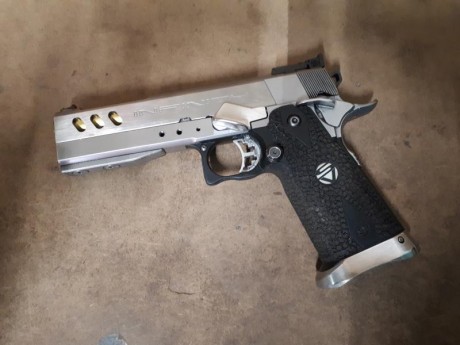 Un amigo me ha pedido que anuncie su arma.
Se trata de una infinity del cal.40 S&W. 
El es el 2do 02
