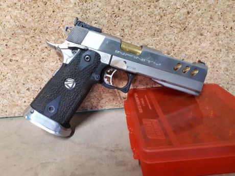 Un amigo me ha pedido que anuncie su arma.
Se trata de una infinity del cal.40 S&W. 
El es el 2do 11