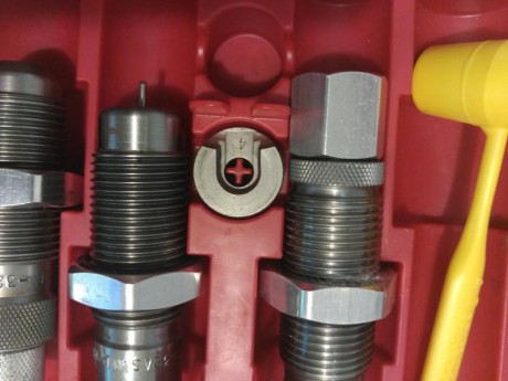 Buenos días, un compañero del club vende unos dies marca LEE del calibre 32 S&W. Su uso ha sido cero, 02