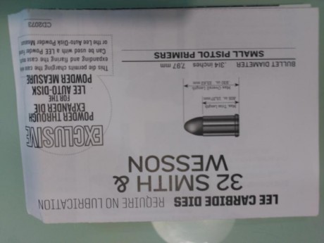 Buenos días, un compañero del club vende unos dies marca LEE del calibre 32 S&W. Su uso ha sido cero, 01
