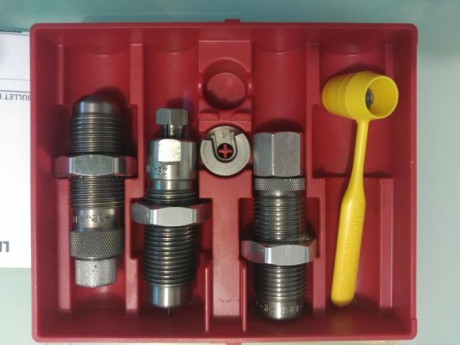 Buenos días, un compañero del club vende unos dies marca LEE del calibre 32 S&W. Su uso ha sido cero, 00