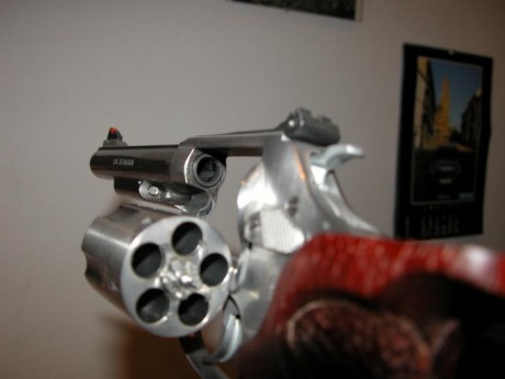 Vendo revolver Smith Wesson 357 Magnum, modelo 60-18 de 5 pulgadas en inox, regalo cacha anatómica, para 31