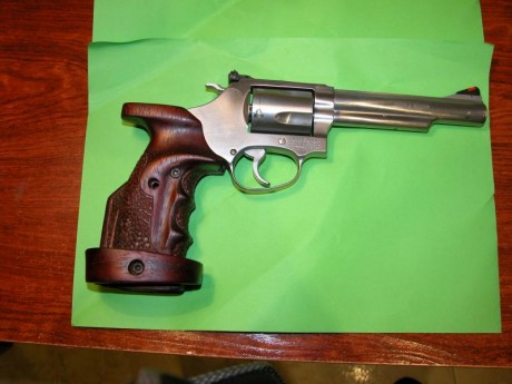 Vendo revolver Smith Wesson 357 Magnum, modelo 60-18 de 5 pulgadas en inox, regalo cacha anatómica, para 30