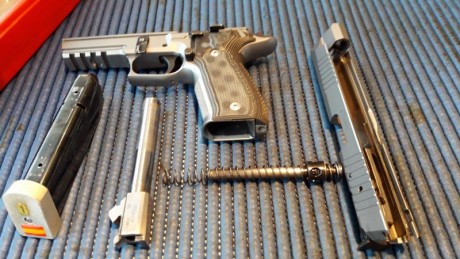 Por cambio de marca pongo a la venta esta máquina...la entregó con 5 cargadores y funda de extracción 21