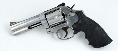 Un amigo me pide que le ponga a la venta es te rifle.
Es un  Rossi . Calibre .38-.357
Lo he visto y está 70