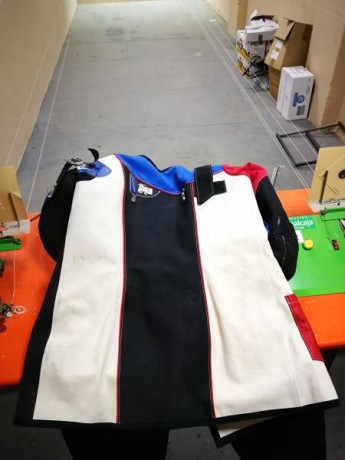 Buenas tuve que dejar este deporte hace unos años y haciendo limpieza he sacado esto.
Chaqueta kurt thune 01