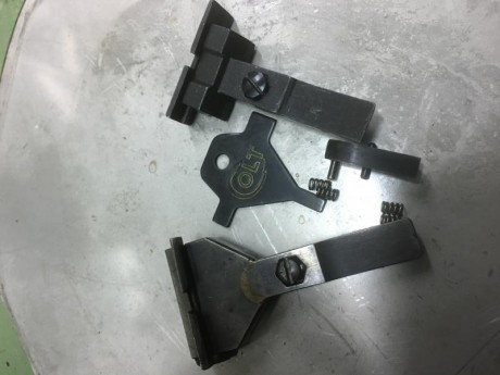  IMG_2926.JPG  IMG_2925.JPG Vendo dos Alzas y punto de precisión para Colt Python y Anaconda , precio 00